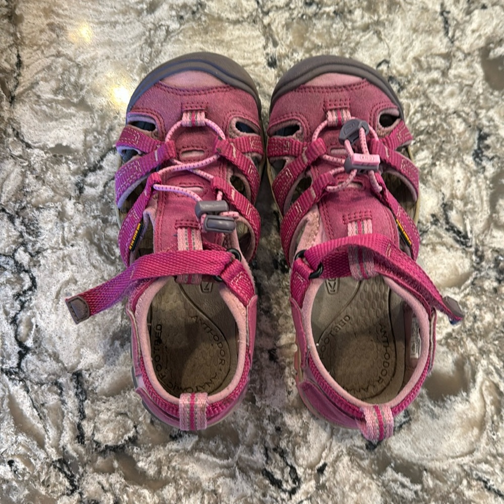 KEEN Seacamp II very berry/lilac chiffon girls sandals size 13.